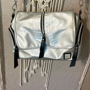 EUC !! Ihkwip messenger style bag.